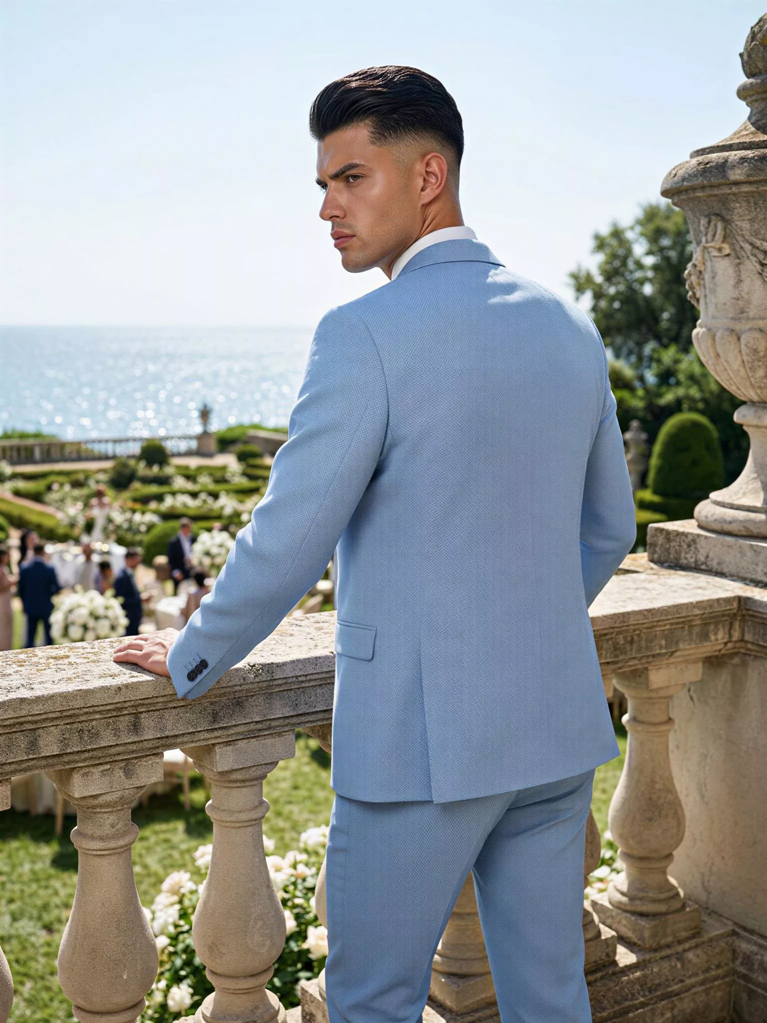 Traje de novio Benedict, pose espaldas, color azul pastel, clásico de 3 piezas, Atelier Masculini