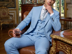 Traje de novio Benedict, pose sentado, color azul pastel, clásico de 3 piezas, Atelier Masculini