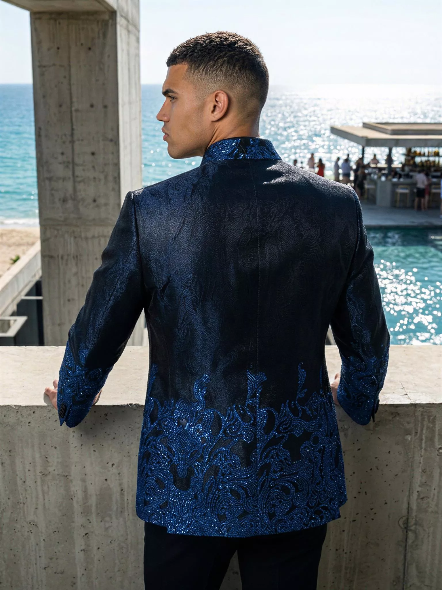 Traje de novio Enki, pose espalda, color azul noche y azul cobalto tela jacquard, cuello mao de ceremonia, Atelier Masculini