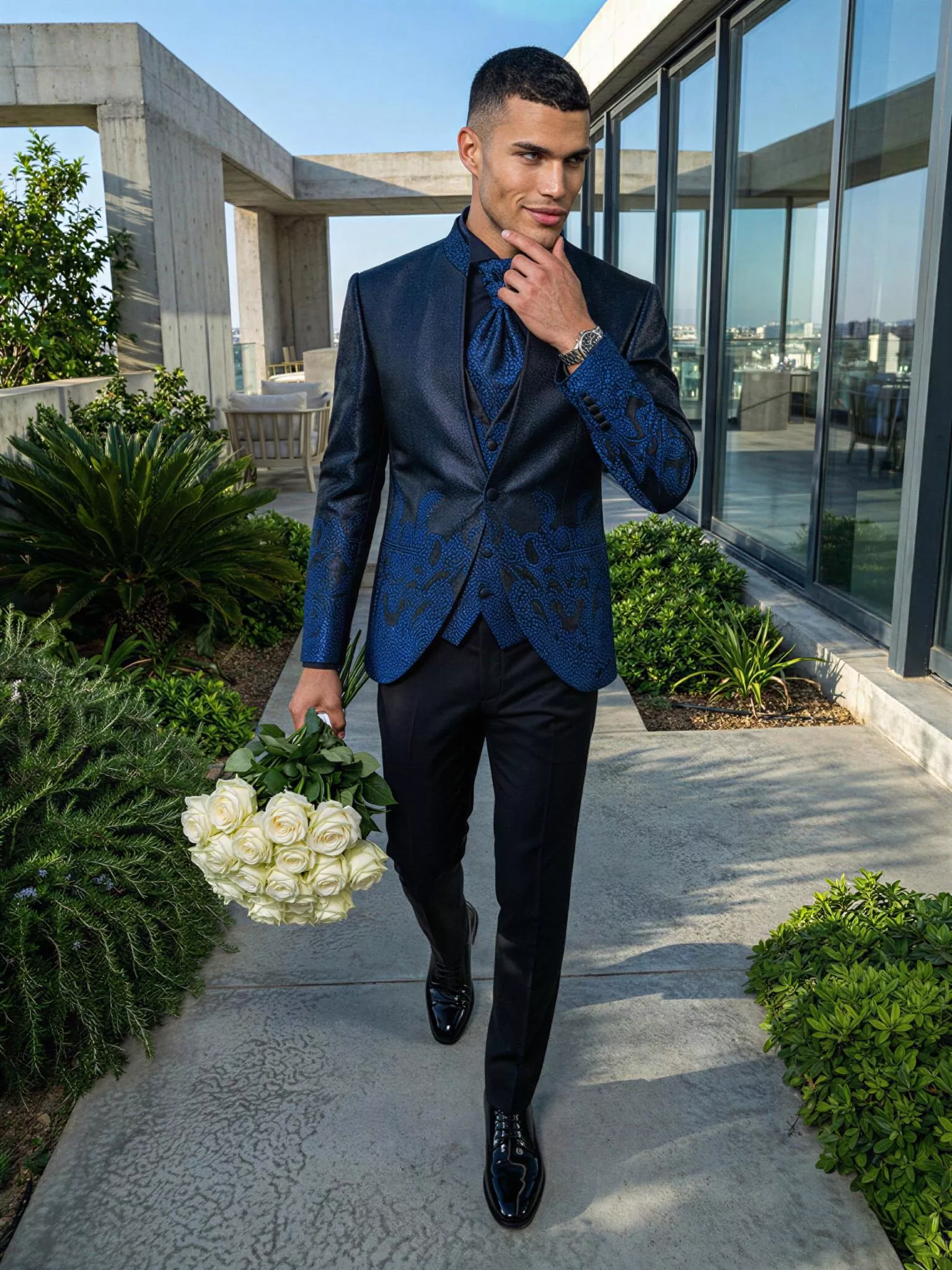 Traje de novio Enki, pose lateral, color azul noche y azul cobalto tela jacquard, cuello mao de ceremonia, Atelier Masculini