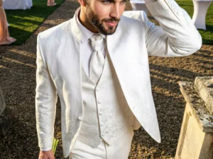 Traje de novio Khan, pose cenital, color blanco y texturizado beige, cuello mao de ceremonia, Atelier Masculini
