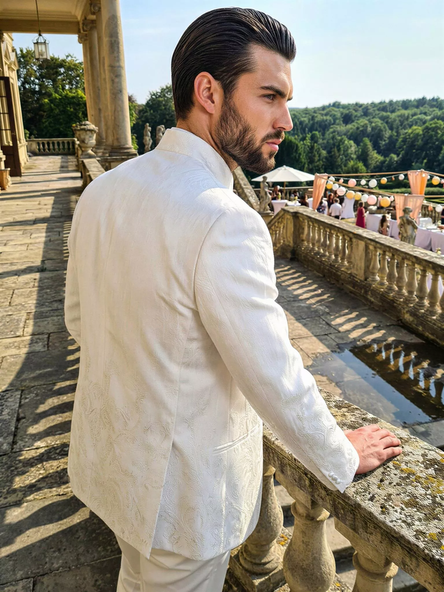 Traje de novio Khan, pose espaldas, color blanco y texturizado beige, cuello mao de ceremonia, Atelier Masculini
