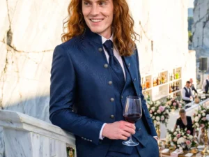 Traje de novio Maliketh, pose escalera, color azul oscuro y texturizado jacquard, cuello mao de ceremonia con doble botonera, Atelier Masculini