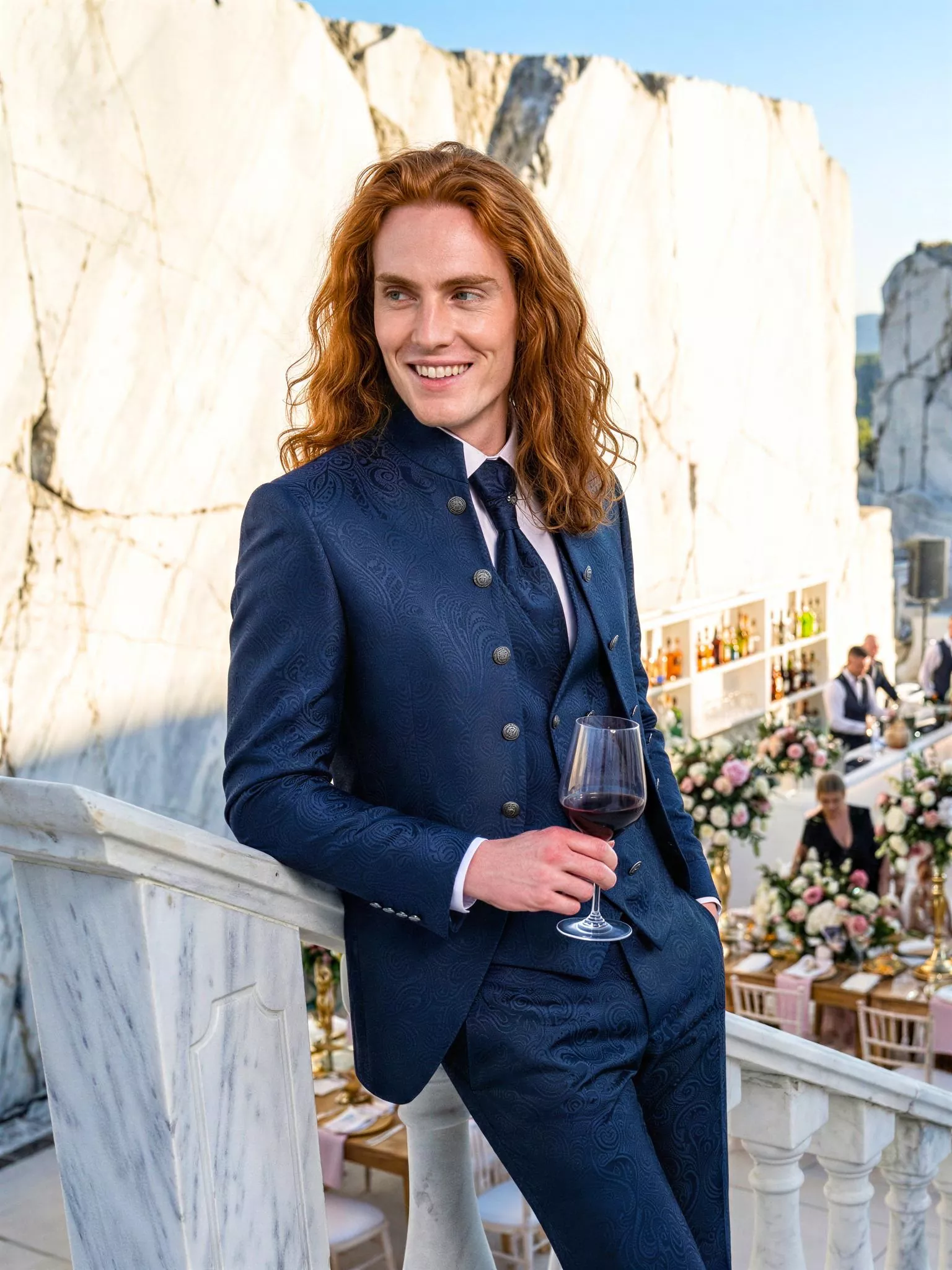 Traje de novio Maliketh, pose escalera, color azul oscuro y texturizado jacquard, cuello mao de ceremonia con doble botonera, Atelier Masculini