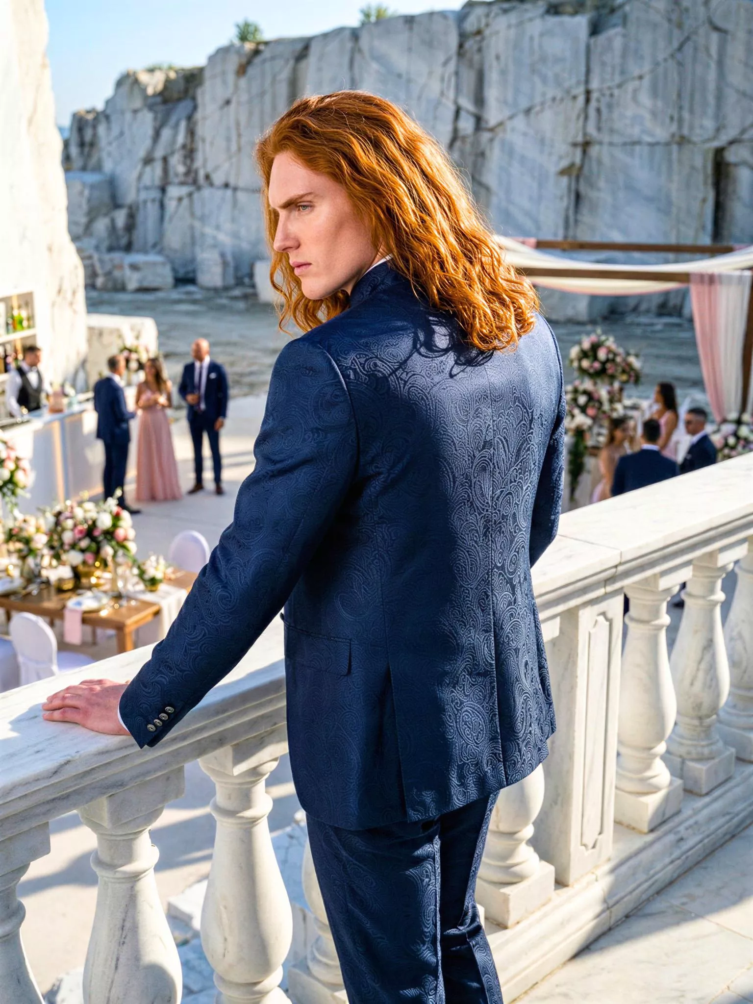 Traje de novio Maliketh, pose espaldas, color azul oscuro y texturizado jacquard, cuello mao de ceremonia con doble botonera, Atelier Masculini