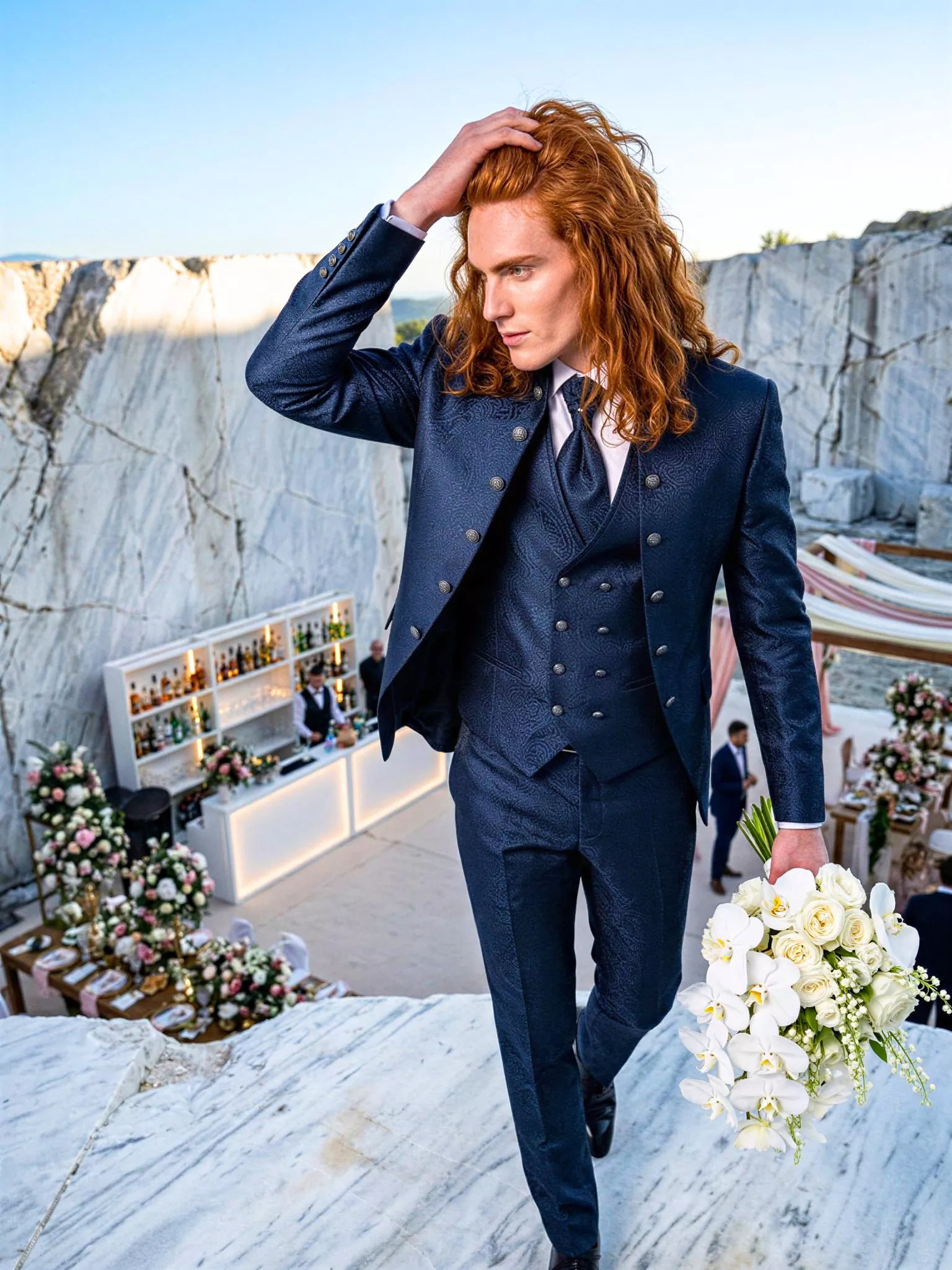 Traje de novio Maliketh, pose lateral, color azul oscuro y texturizado jacquard, cuello mao de ceremonia con doble botonera, Atelier Masculini