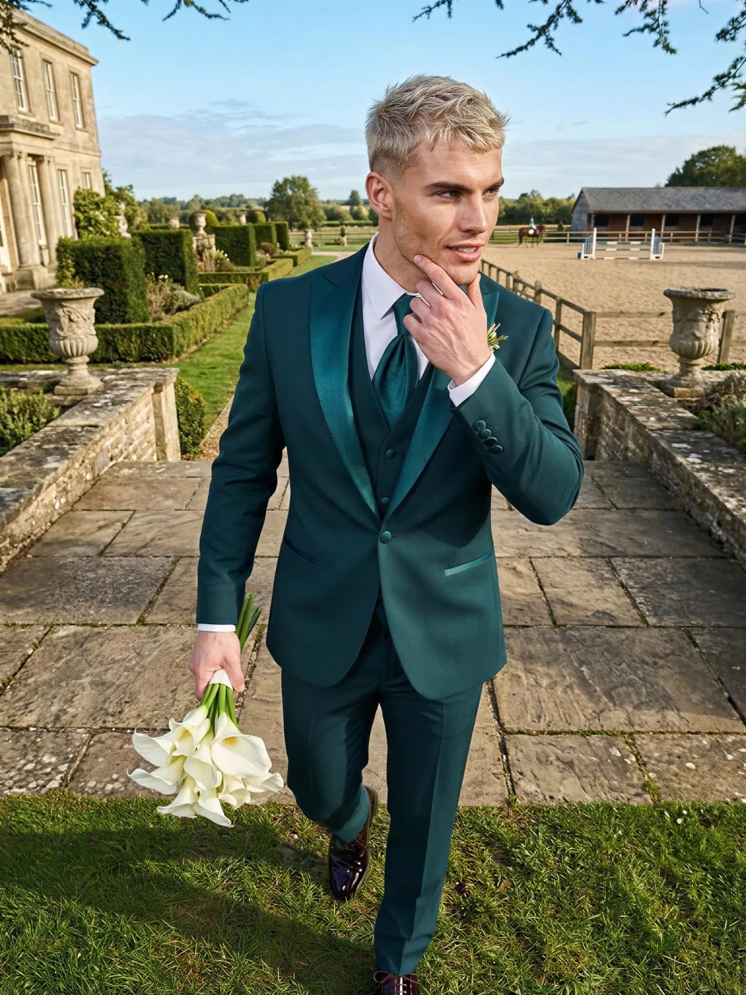 Traje de novio Notturno, pose cenital, color verde botella, esmoquin de ceremonia, Atelier Masculini