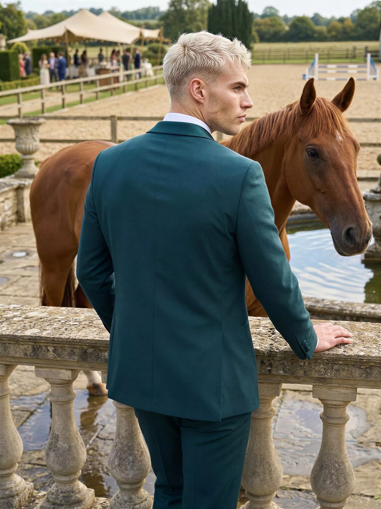Traje de novio Notturno, pose espaldas, color verde botella, esmoquin de ceremonia, Atelier Masculini