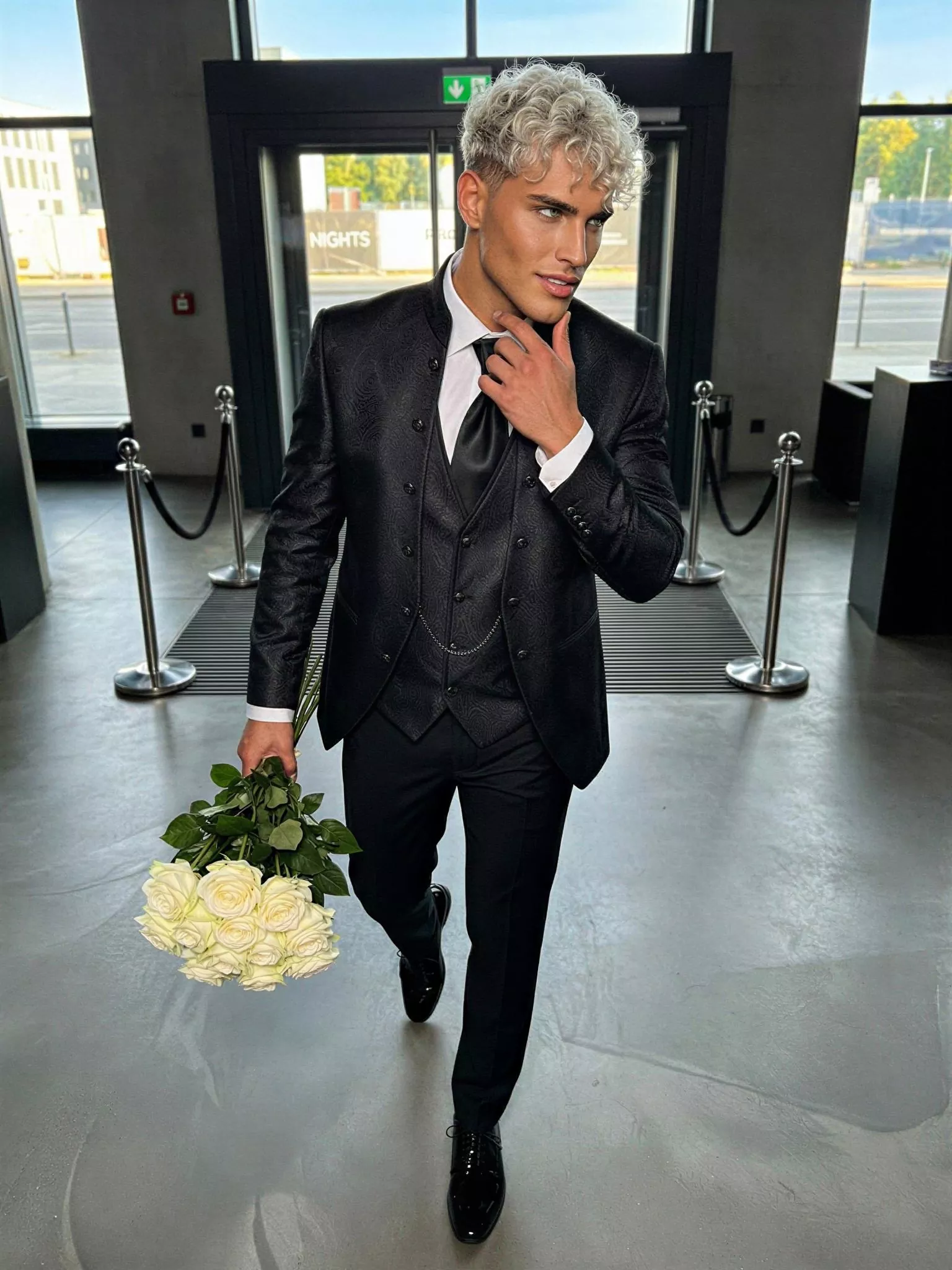 Traje de novio Radan, pose cenital, color negro y texturizado jacquard, cuello mao de ceremonia con doble botonera, Atelier Masculini