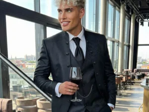 Traje de novio Radan, pose escalera, color negro y texturizado jacquard, cuello mao de ceremonia con doble botonera, Atelier Masculini