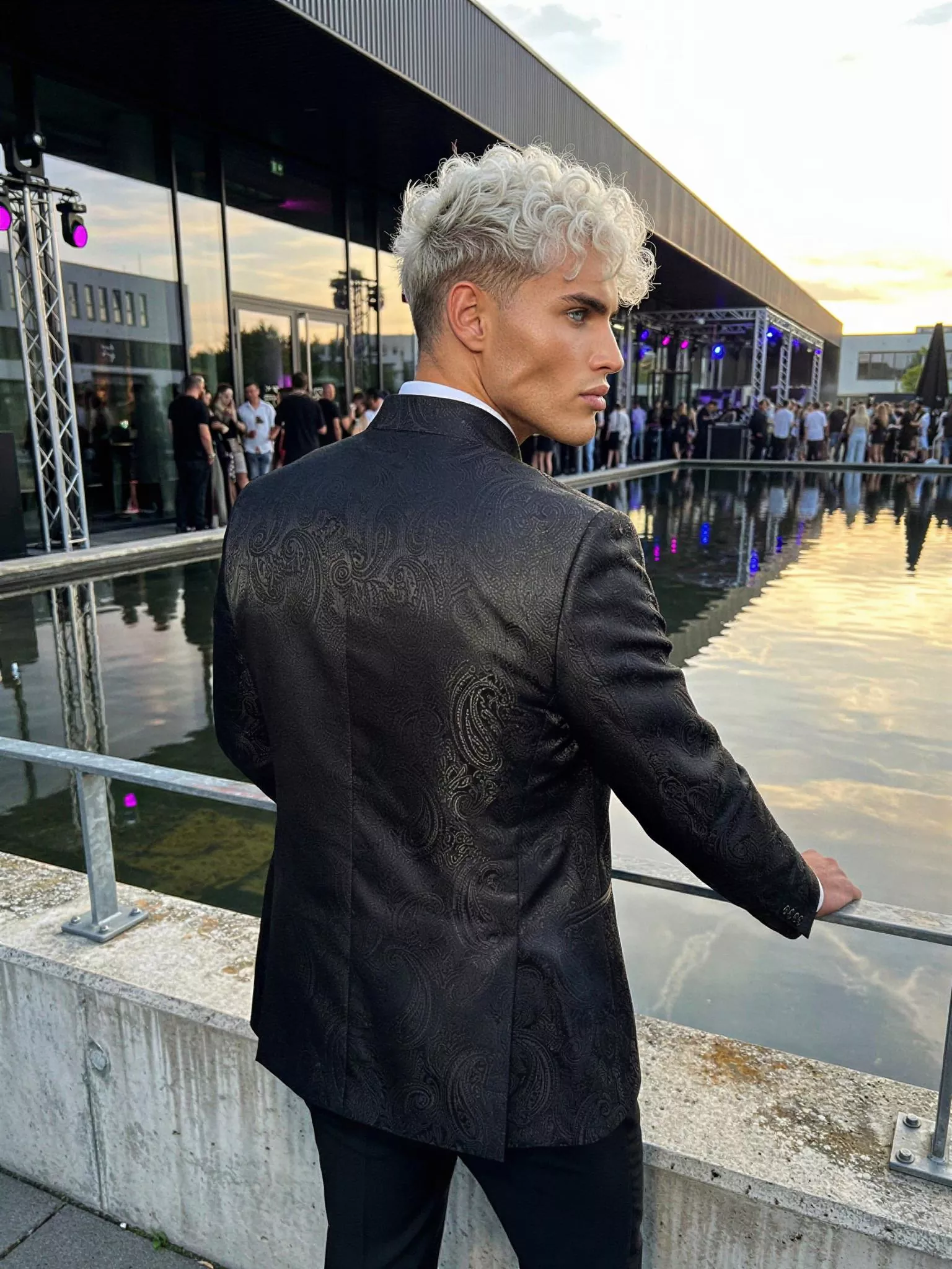 Traje de novio Radan, pose espaldas, color negro y texturizado jacquard, cuello mao de ceremonia con doble botonera, Atelier Masculini