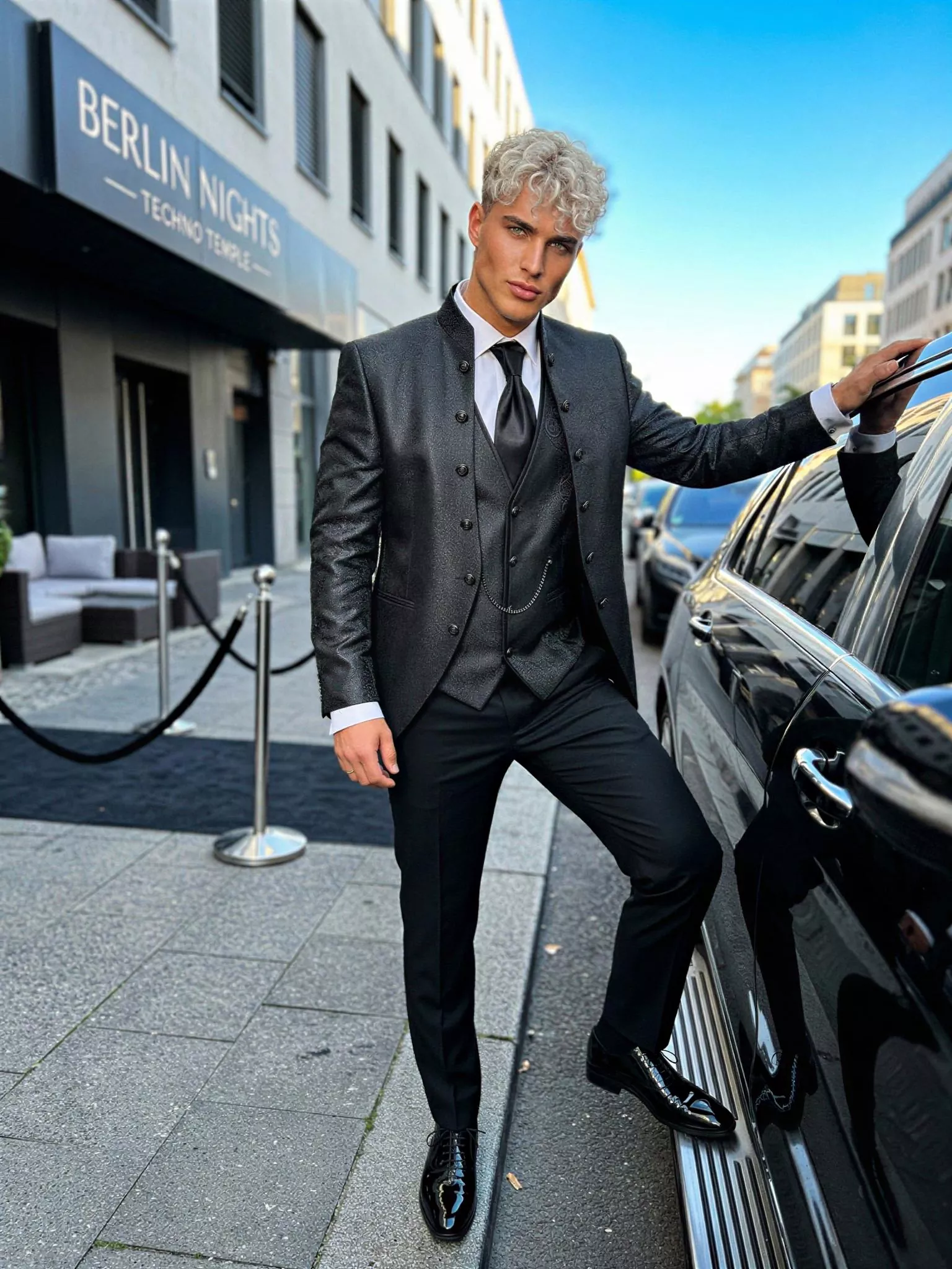 Traje de novio Radan, pose frontal, color negro y texturizado jacquard, cuello mao de ceremonia con doble botonera, Atelier Masculini