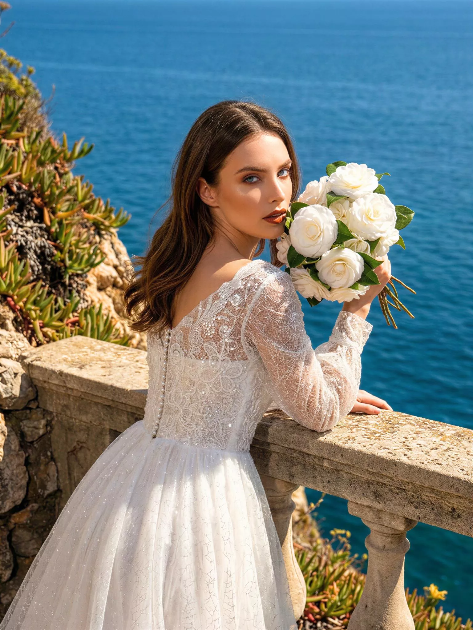 Vestido de novia Bayamón, pose detalle espalda, corte A, escote V, tul y encaje con micro lentejuela, Atelier Boheme