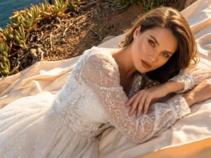 Vestido de novia Bayamón, pose editorial, corte A, escote V, tul y encaje con micro lentejuela, Atelier Boheme