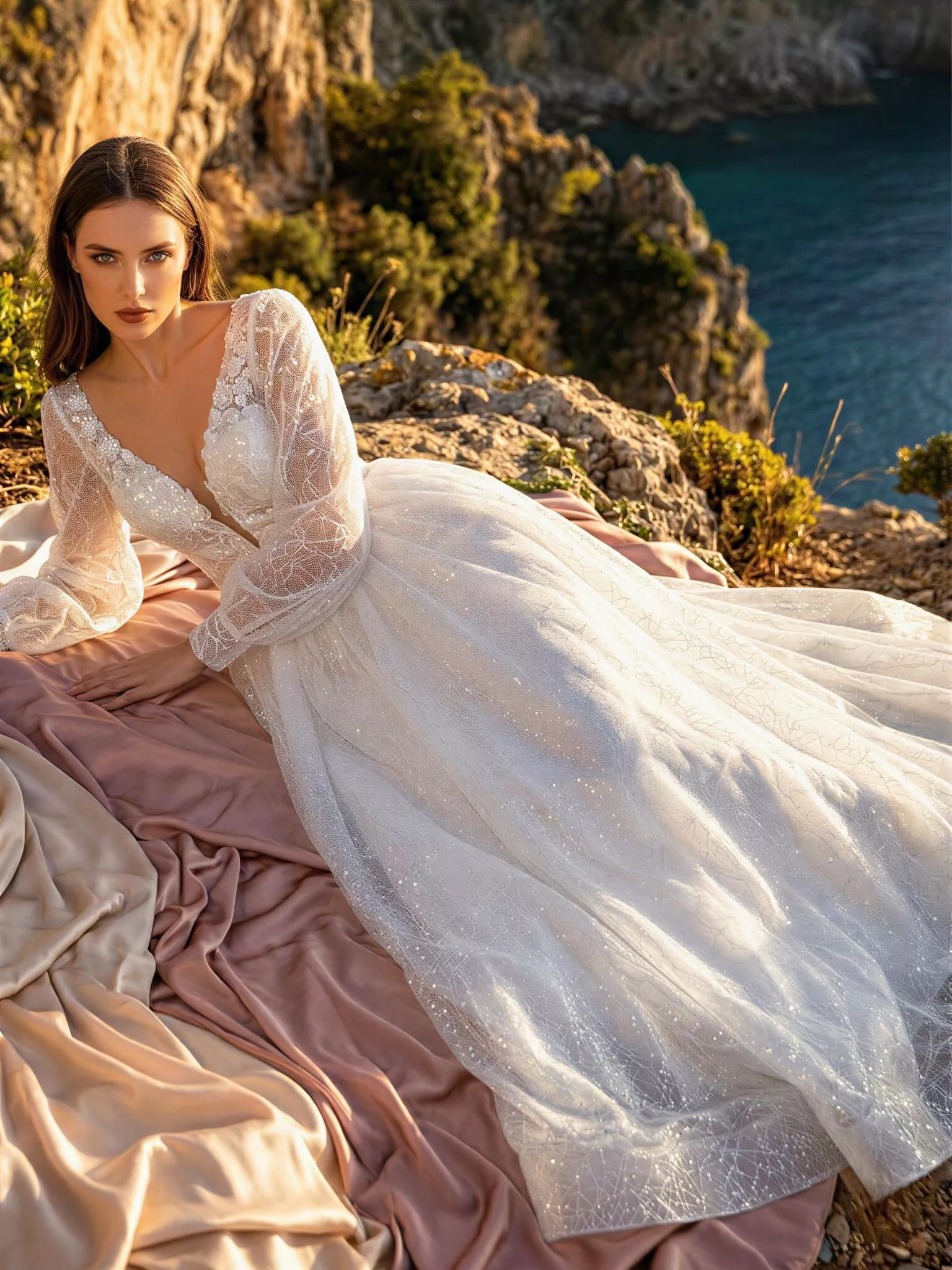 Vestido de novia Bayamón, pose frontal recostada, corte A, escote V, tul y encaje con micro lentejuela, Atelier Boheme