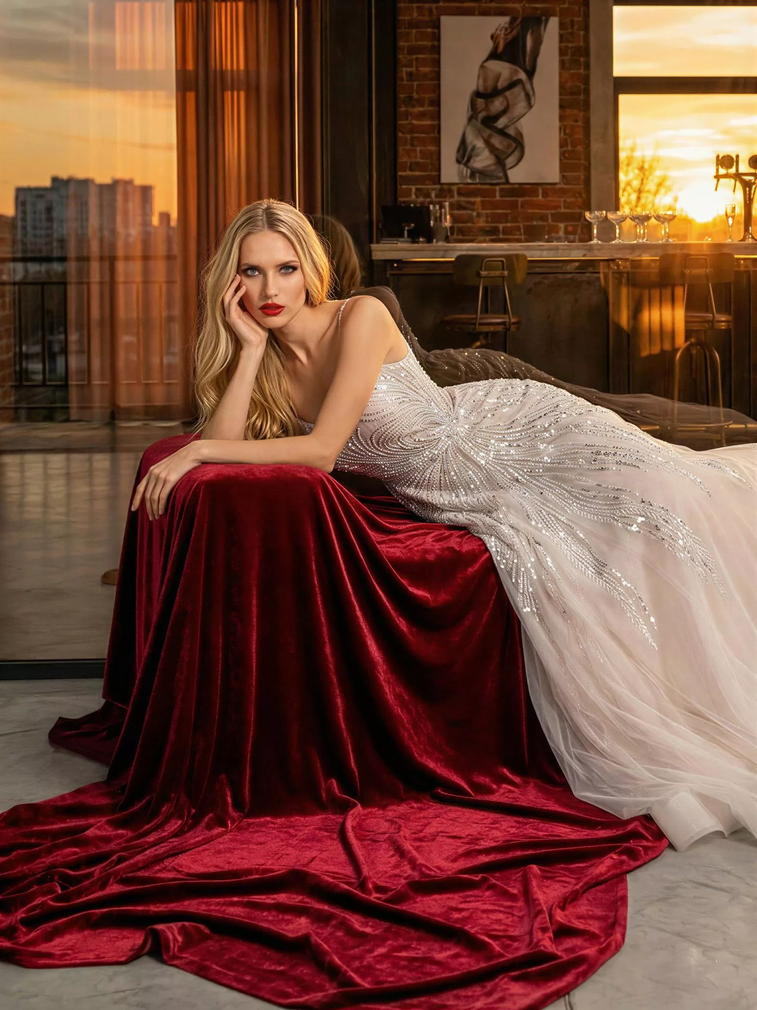 Vestido de novia Harmonía, pose editorial, corte A, escote redondo, tul y gasa con pedrería y lentejuelas, Atelier