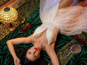 Vestido de novia Mayorca, pose editorial, corte A, escote V, tul y gasa con crepé y pedrería, Atelier Essential