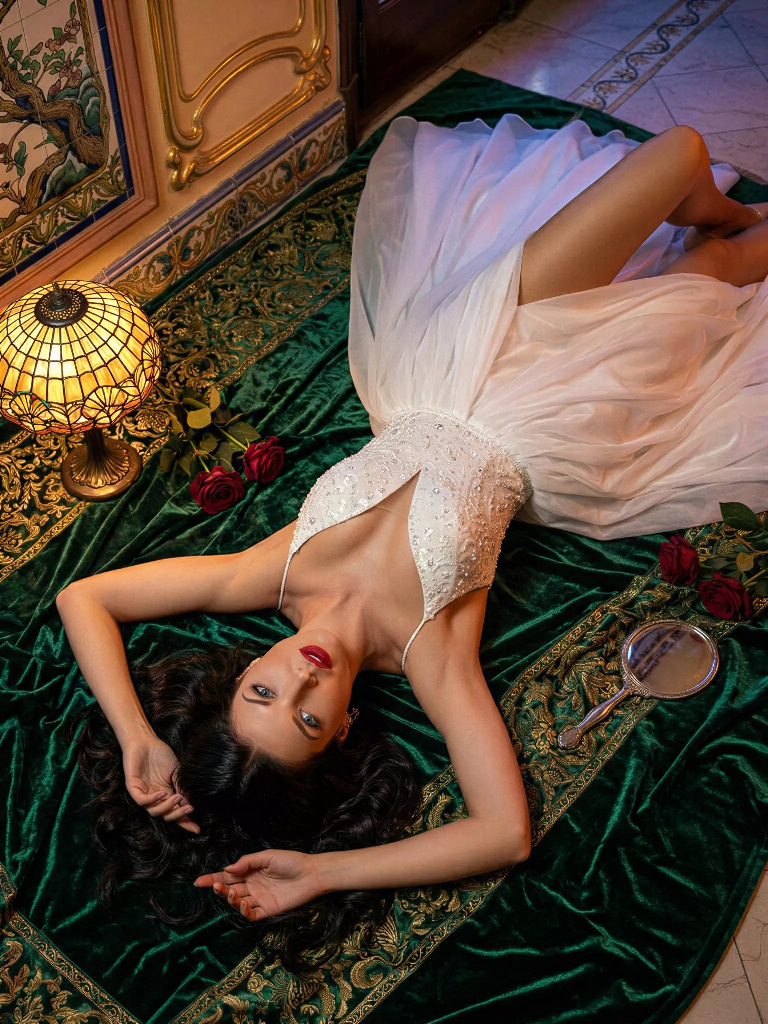 Vestido de novia Mayorca, pose editorial, corte A, escote V, tul y gasa con crepé y pedrería, Atelier Essential