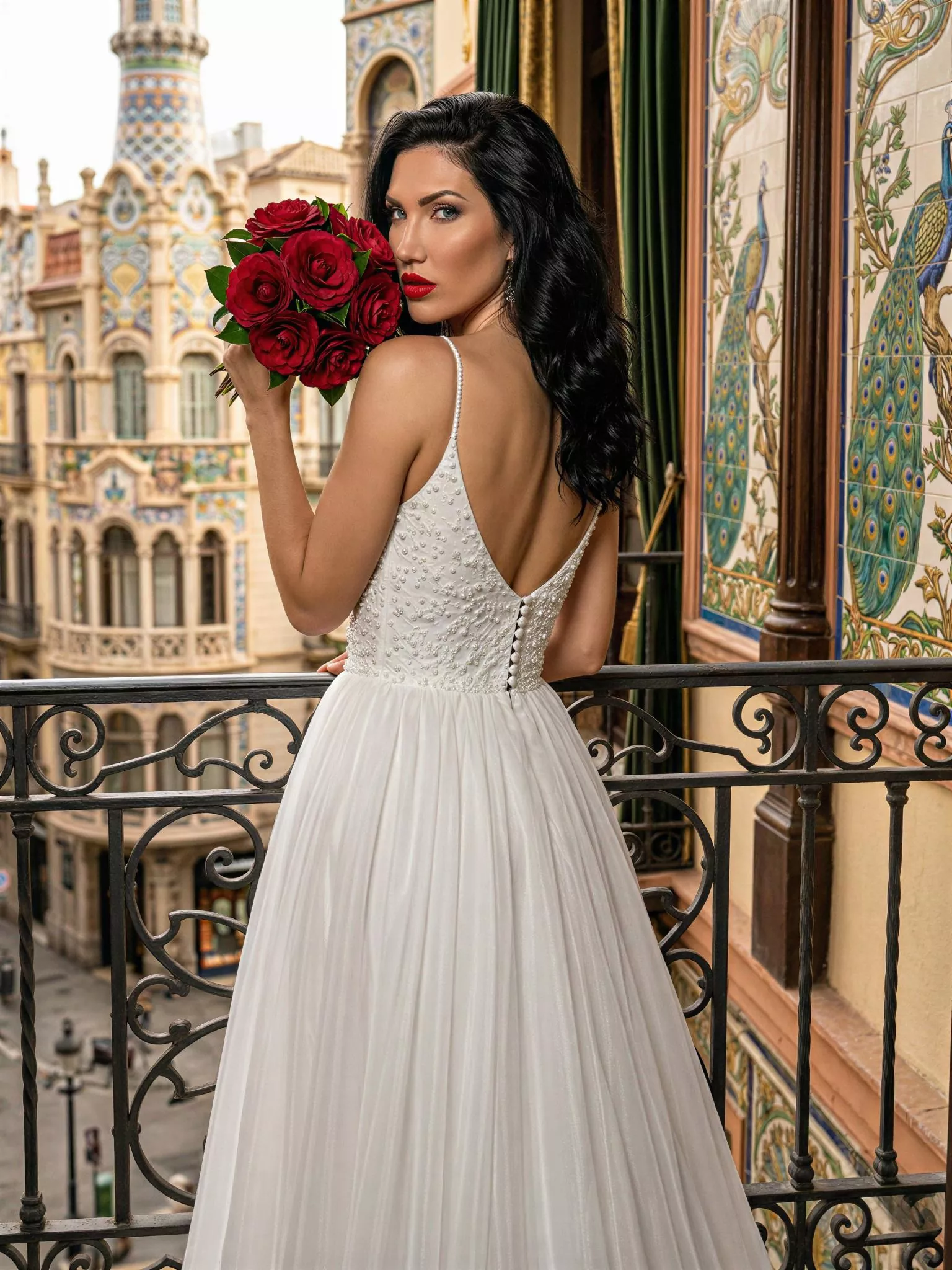 Vestido de novia Mayorca, pose espalda detalle, corte A, escote V, tul y gasa con crepé y pedrería, Atelier Essential