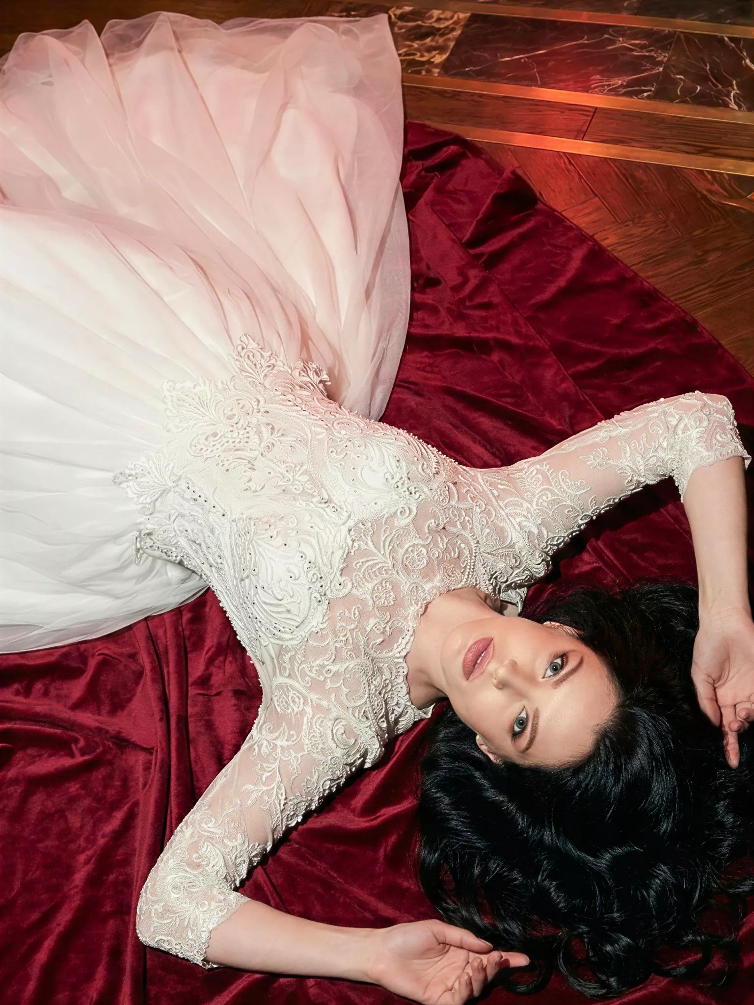 Vestido de novia Rennala, pose editorial, corte A, escote cerrado, tul y encaje con crepé y pedrería, Atelier Boheme