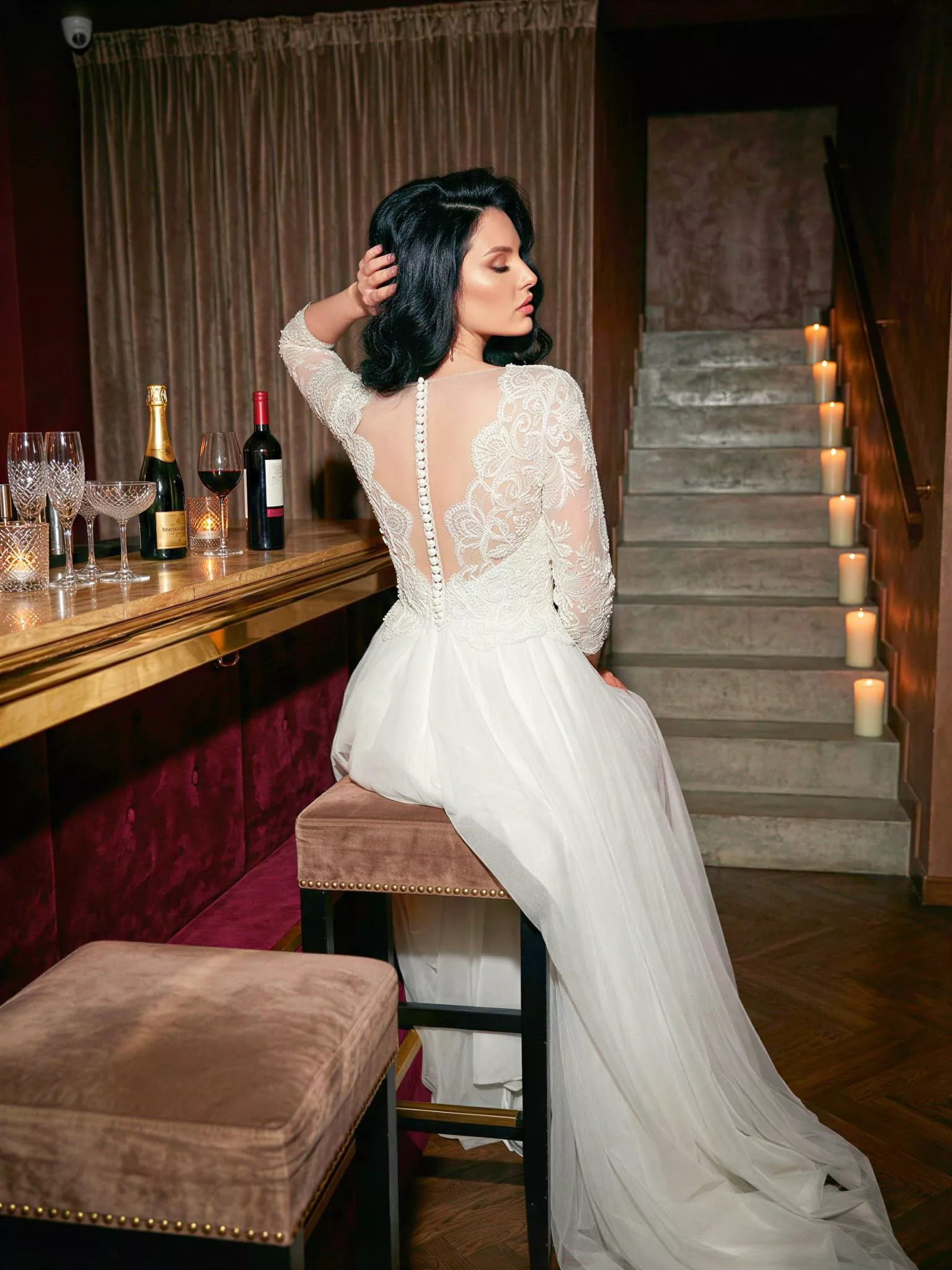 Vestido de novia Rennala, pose espalda, corte A, escote cerrado, tul y encaje con crepé y pedrería, Atelier Boheme