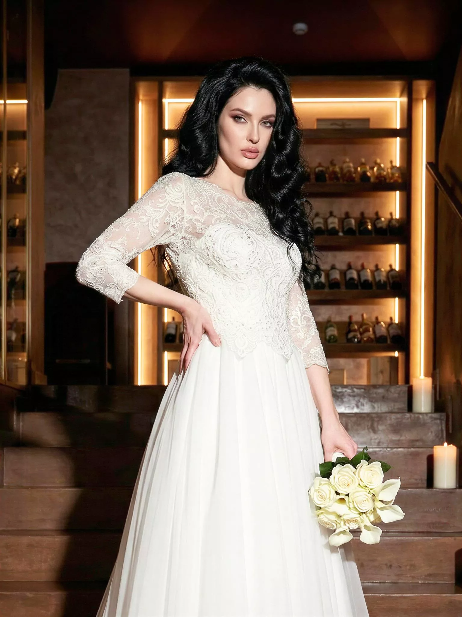 Vestido de novia Rennala, pose frontal detalle, corte A, escote cerrado, tul y encaje con crepé y pedrería, Atelier Boheme