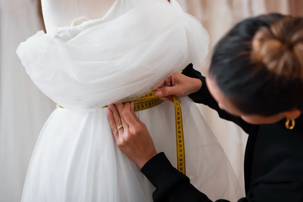 modistas-atelier-ajustando-medidas-novias