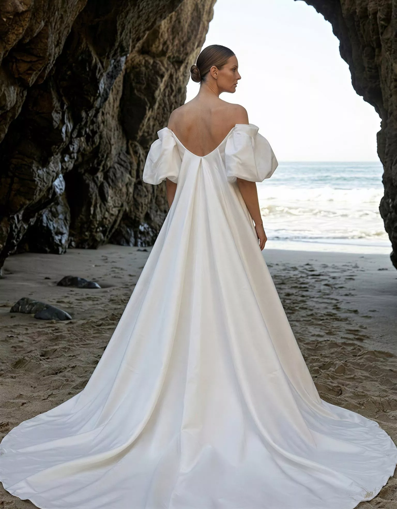 vestido-novia-barcelona- atelierromance-crepé-escotecoazón-espaldaenu-atelierdebodas