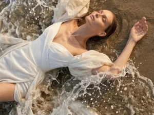 vestido-novia-barcelona- atelierromance-crepé-escotecoazón-espaldaenu-detalle-atelierdebodas