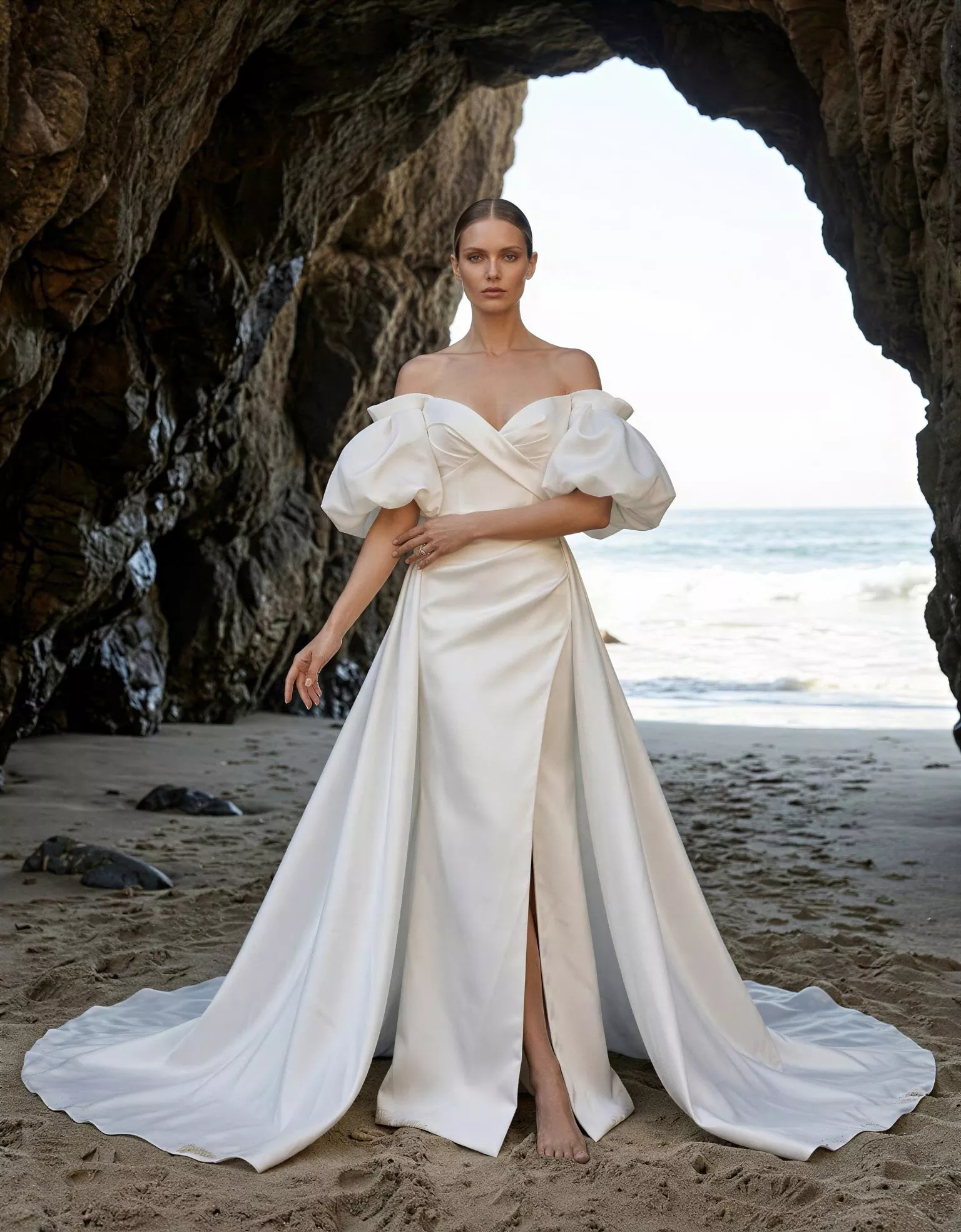 vestido-novia-barcelona- atelierromance-crepé-escotecoazón-espaldaenu-frente-atelierdebodas