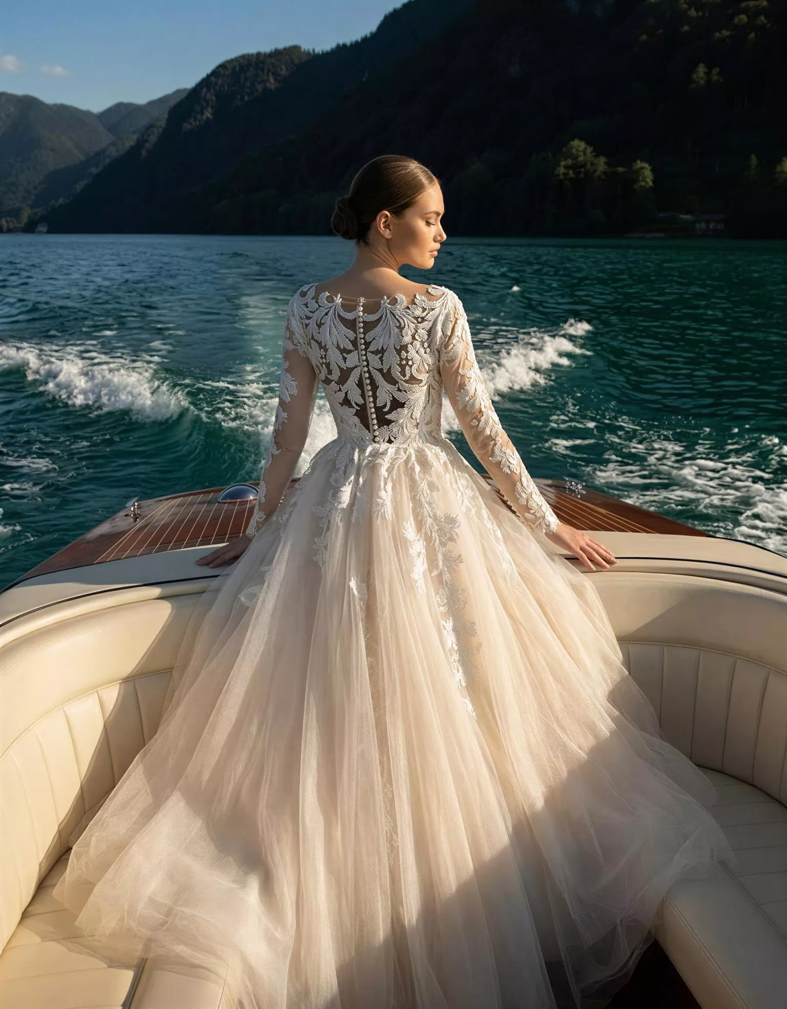 vestido-novia-bling-atelierromance-encaje-escotecerrado-espaldacerrado-atelierdebodas