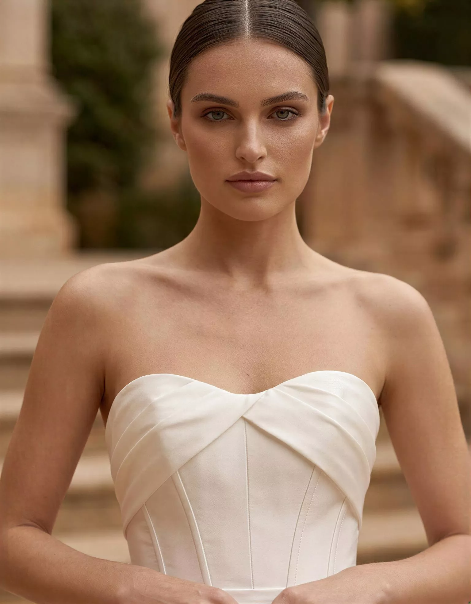 vestido-novia-halia-atelierromance-crepé-escotecorazón-espaldarecta-detalle-atelierdebodas