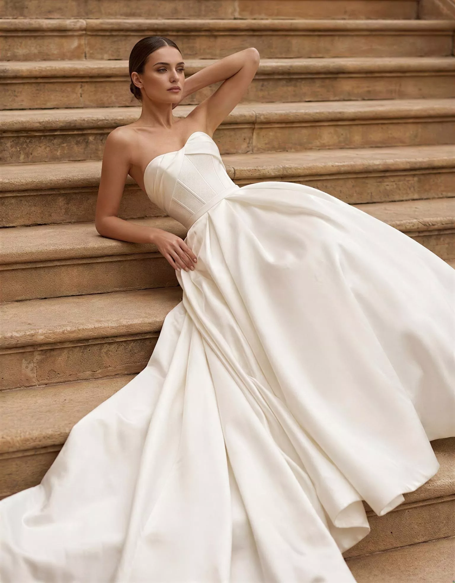 vestido-novia-halia-atelierromance-crepé-escotecorazón-espaldarecta-frente-atelierdebodas