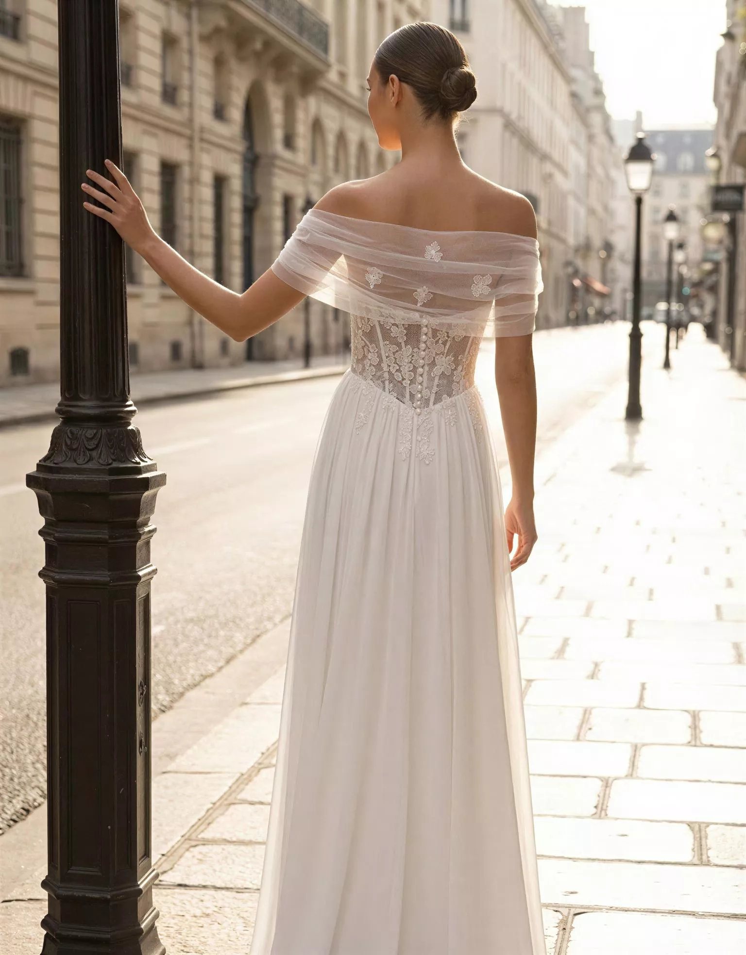 vestido-novia-hannelore-atelieressential-encaje-escoteenv-espaldaenv-atelierdebodas
