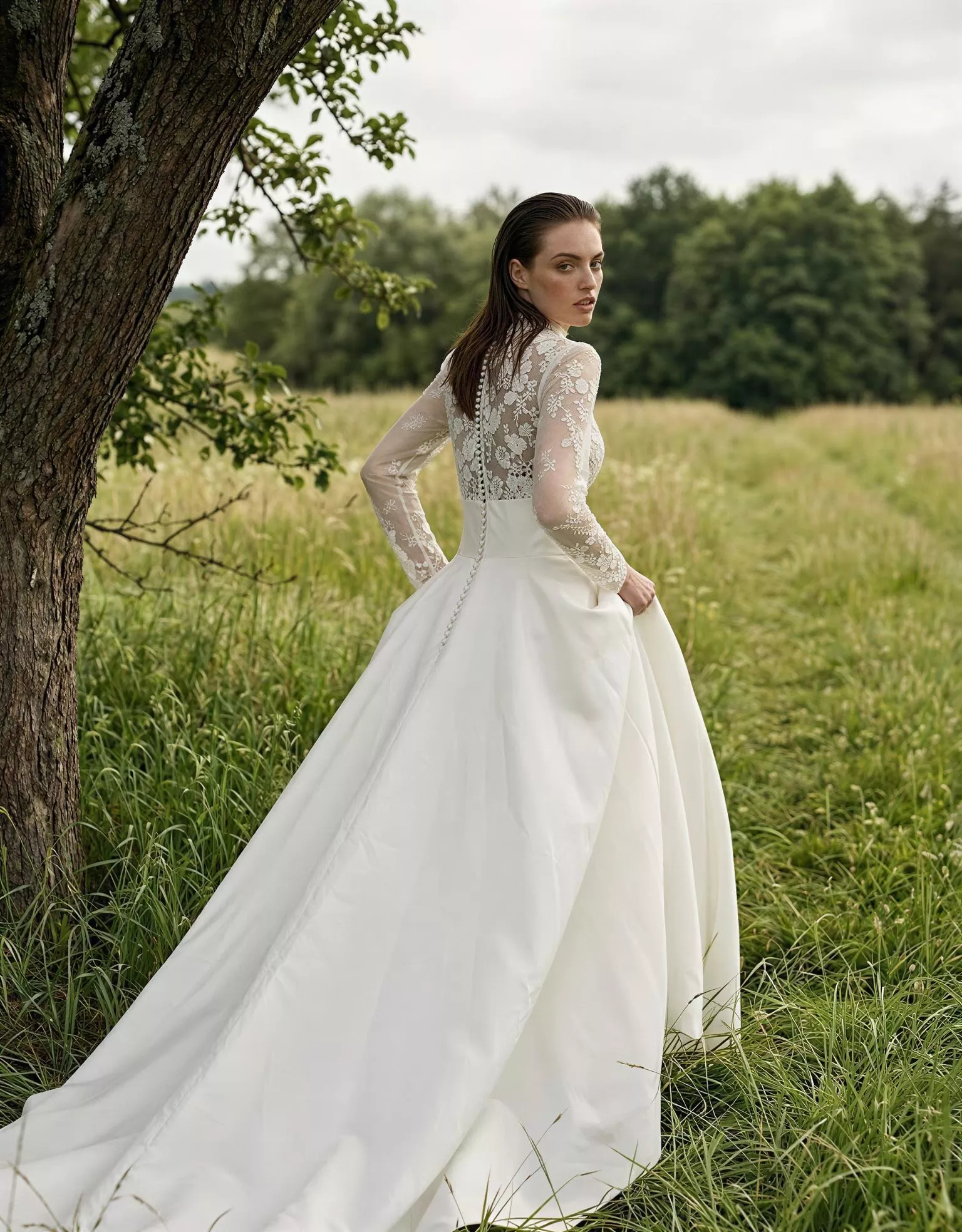 vestido-novia-helsinki-atelierromance-encaje-escotecerrado-espaldacerrada-atelierdebodas