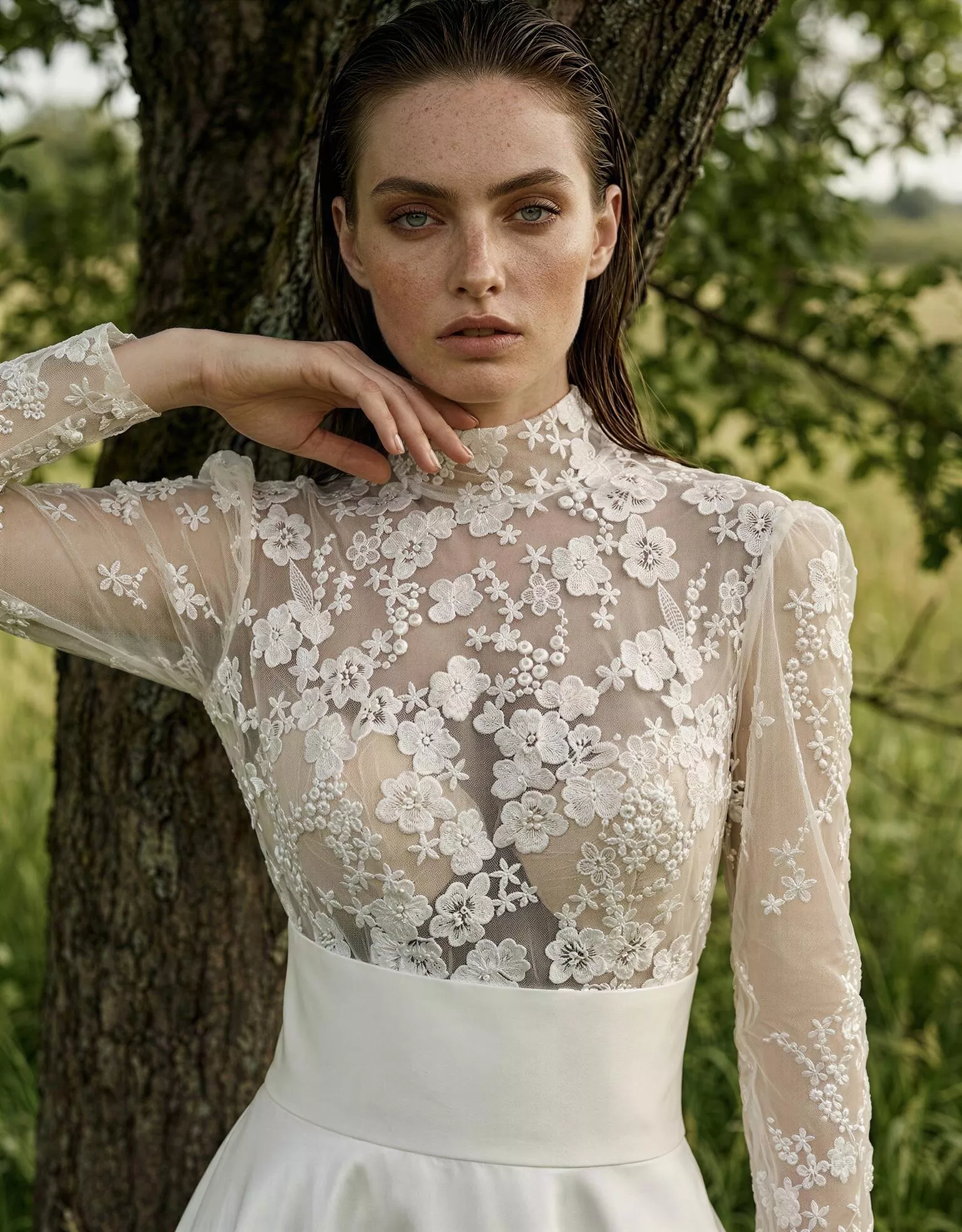 vestido-novia-helsinki-atelierromance-encaje-escotecerrado-espaldacerrada-detalle-atelierdebodas