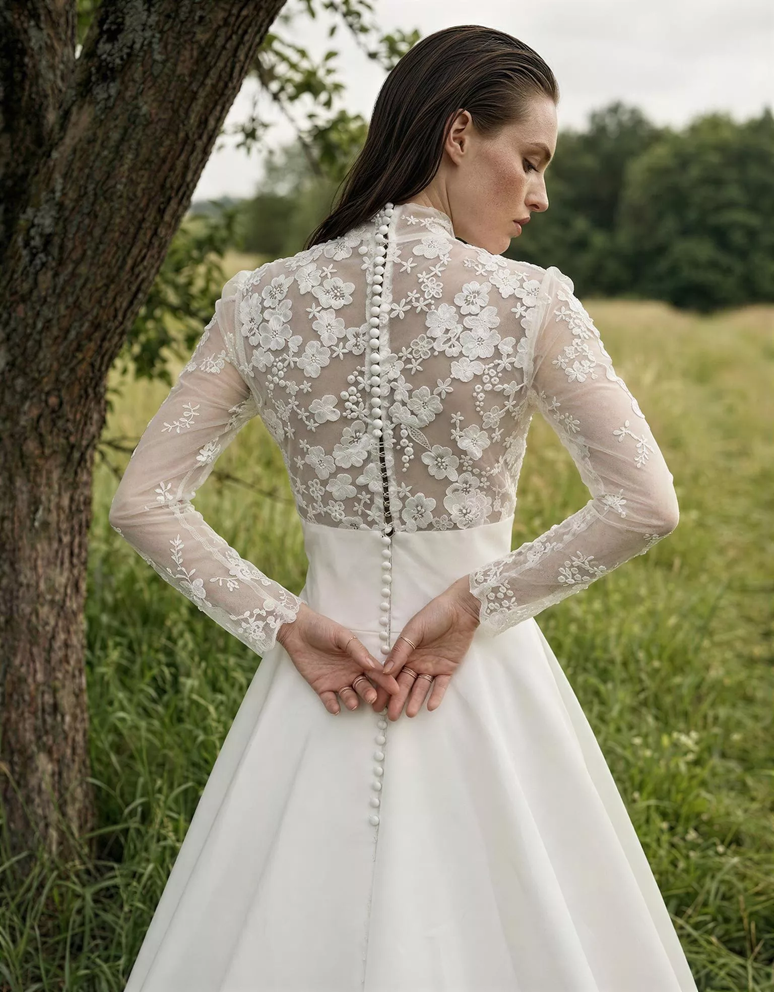 vestido-novia-helsinki-atelierromance-encaje-escotecerrado-espaldacerrada-detalleespalda-atelierdebodas