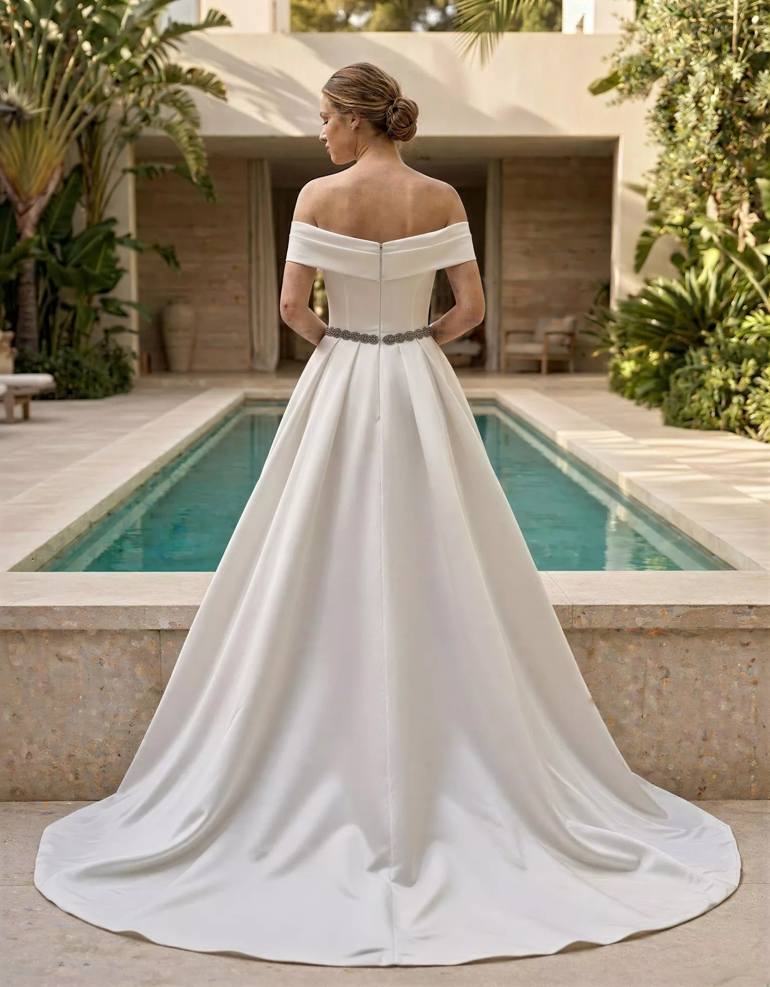 vestido-novia-holyoke-atelierromance-crepé-escoterecto-espaldarecta-atelierdebodas
