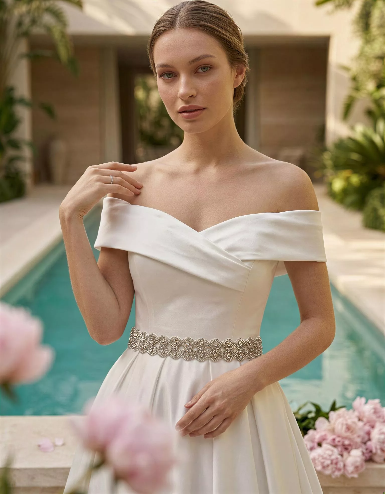 vestido-novia-holyoke-atelierromance-crepé-escoterecto-espaldarecta-detalle-atelierdebodas