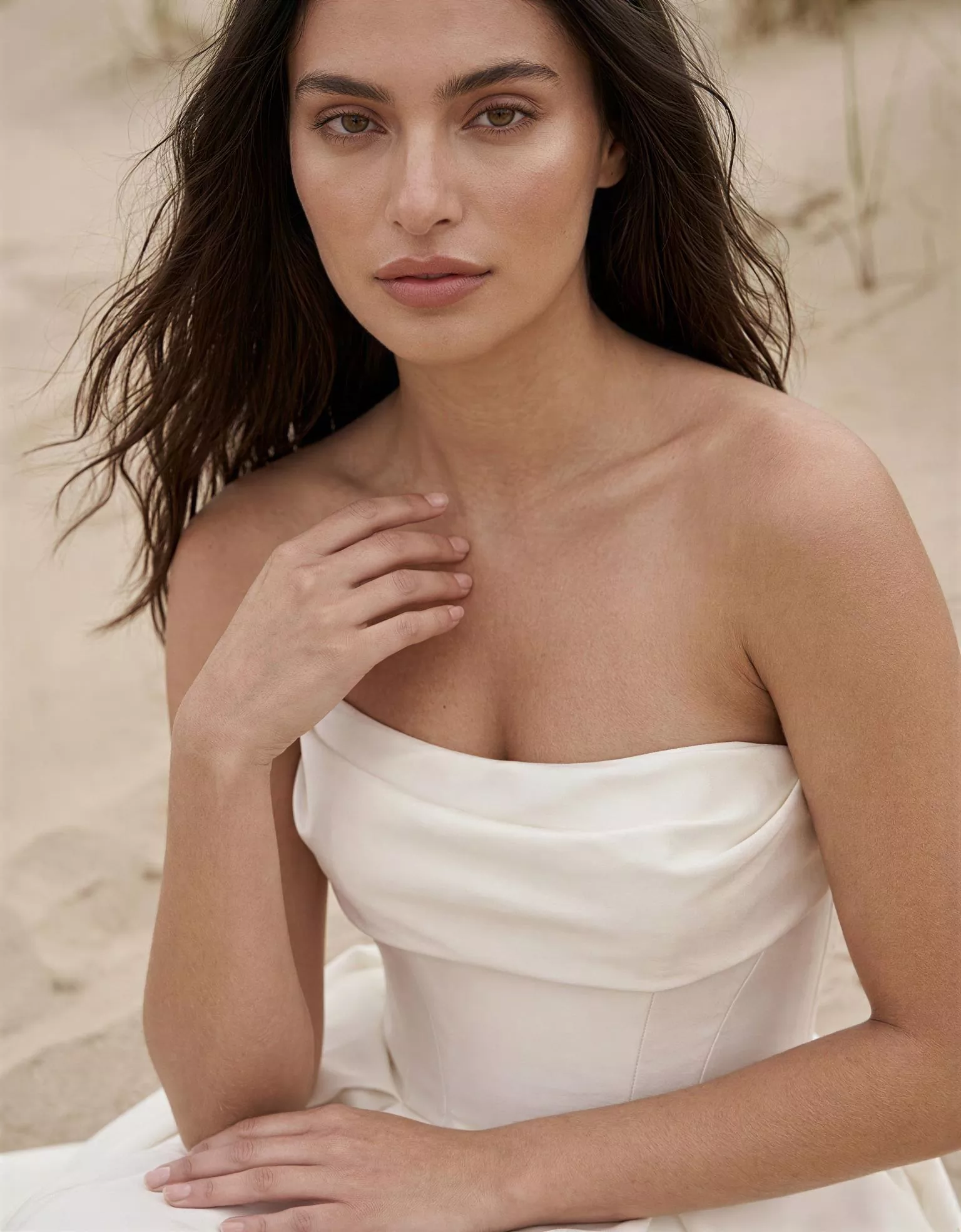 vestido-novia-hymariel-atelierboheme-crepé-escoterecto-espaldarecta-detalle-atelierdebodas