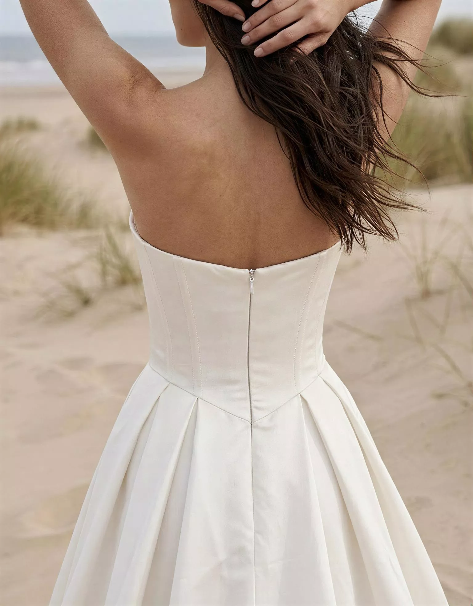 vestido-novia-hymariel-atelierboheme-crepé-escoterecto-espaldarecta-detalleespalda-atelierdebodas