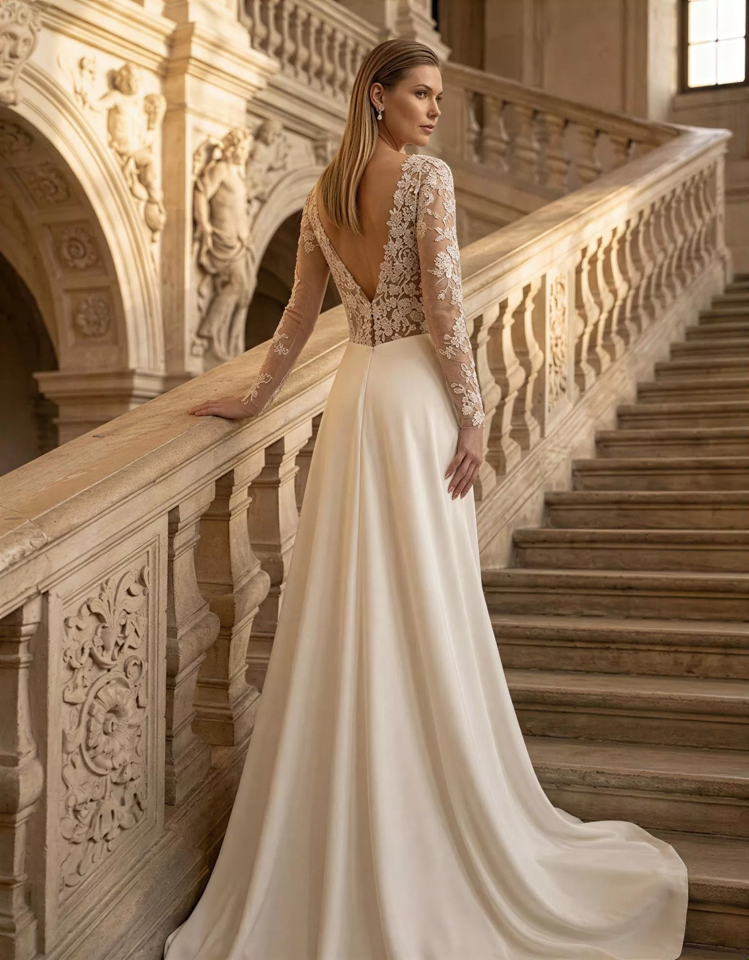 vestido-novia-liad-atelierromance-encaje-escotecerrado-espaldaenv-atelierdebodas