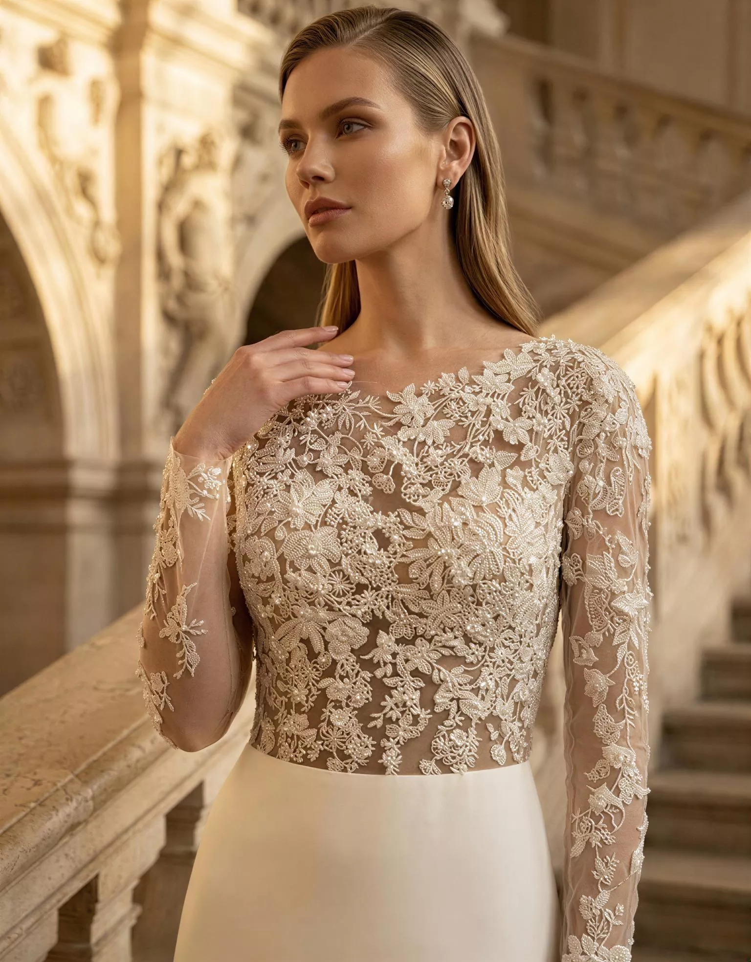 vestido-novia-liad-atelierromance-encaje-escotecerrado-espaldaenv-detalle-atelierdebodas