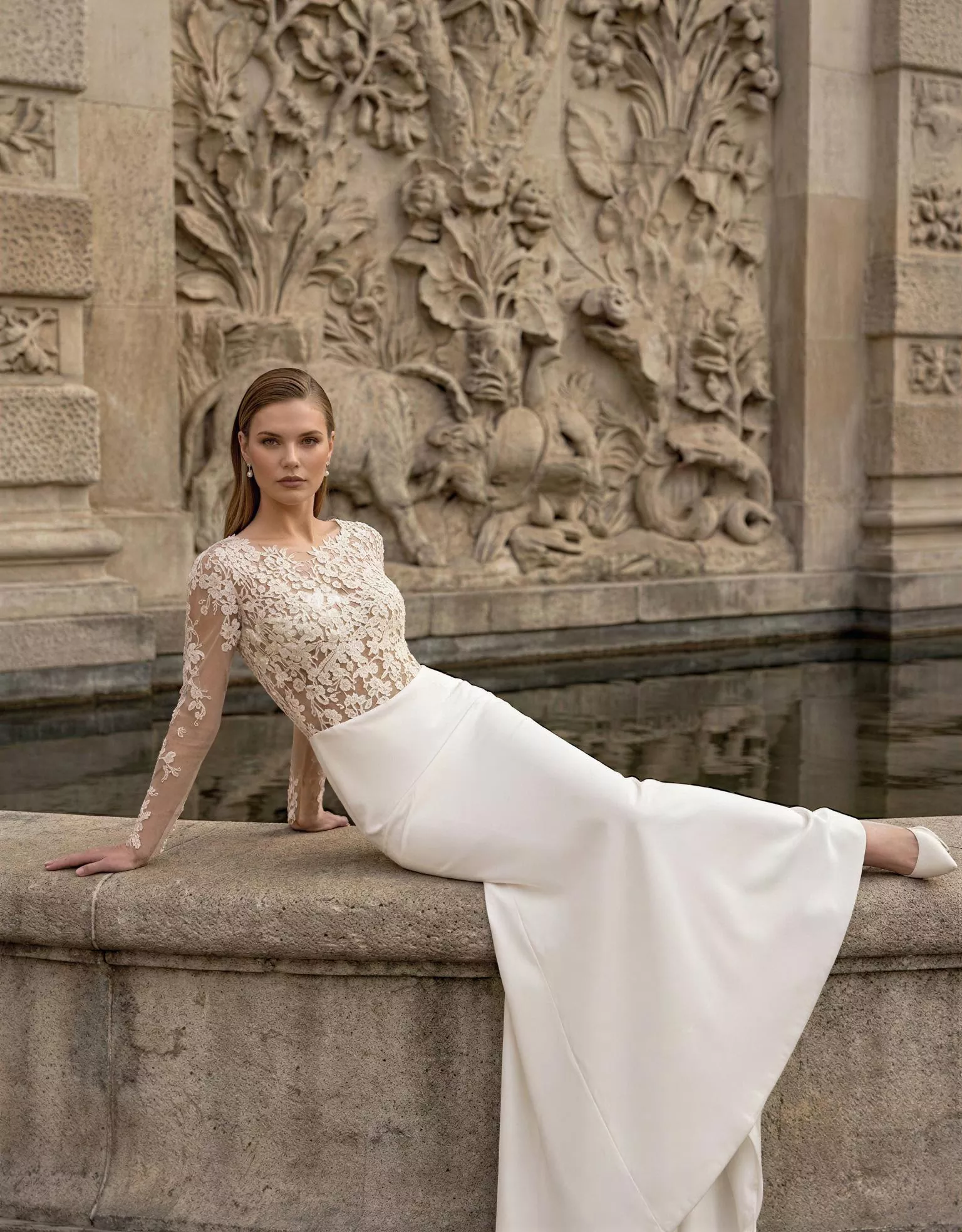 vestido-novia-liad-atelierromance-encaje-escotecerrado-espaldaenv-editorial-atelierdebodas